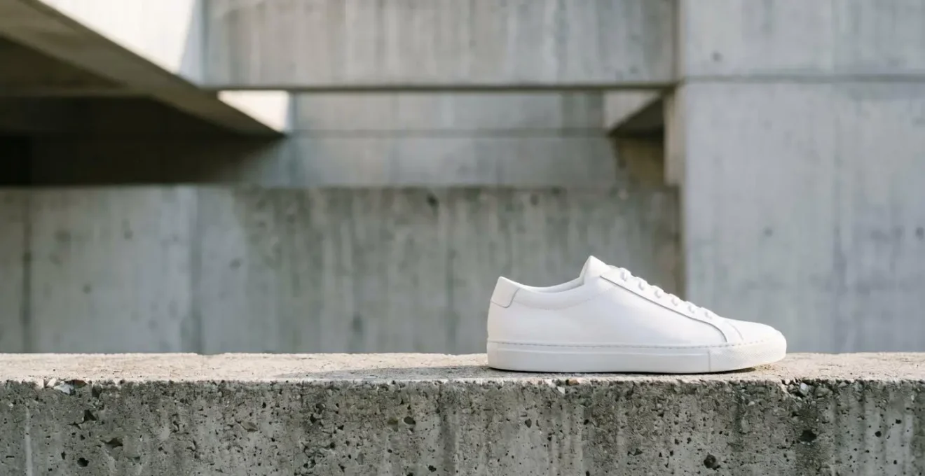 Profil épuré d'une sneaker blanche minimaliste montrant les lignes de conception essentielles
