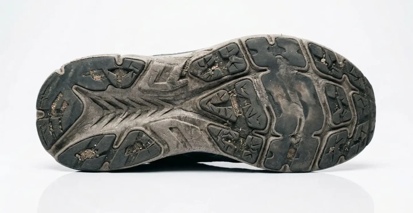 Vue détaillée de l'usure d'une semelle de chaussure révélant le type de foulée