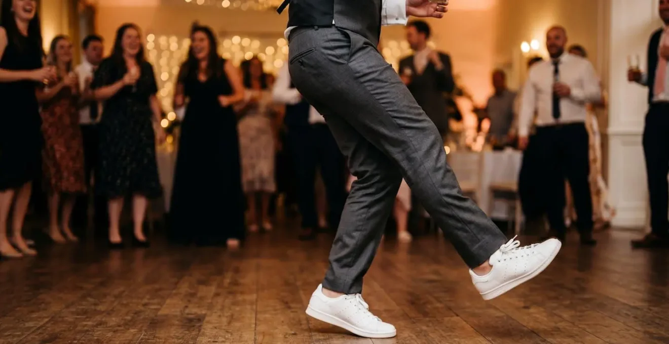 Marié dansant avec aisance en sneakers élégantes lors de la réception de mariage