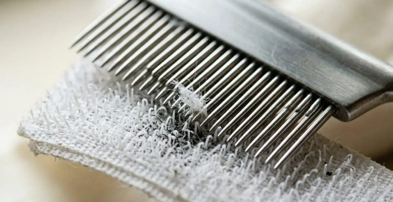 Vue macro détaillée du nettoyage du velcro avec une brosse métallique fine