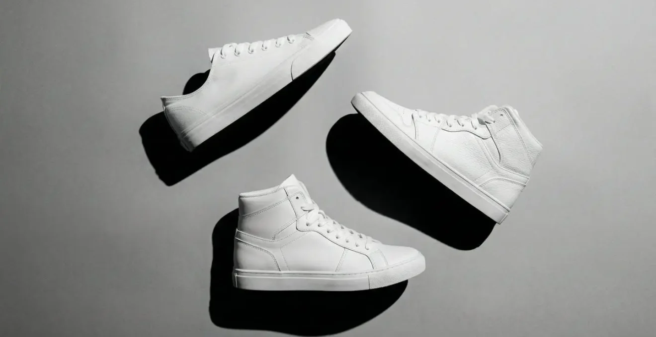 Sélection de sneakers blanches de différents modèles prêtes à customiser