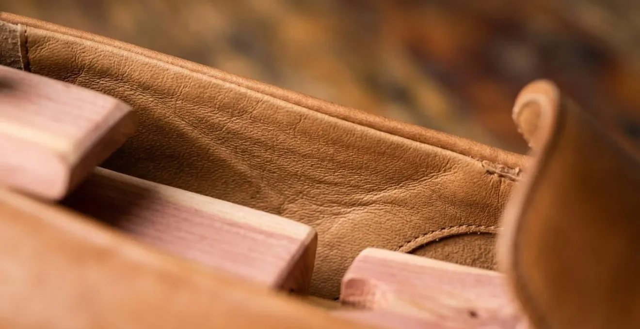 Détail macro de l'intérieur d'un slip-on montrant la doublure en cuir naturel