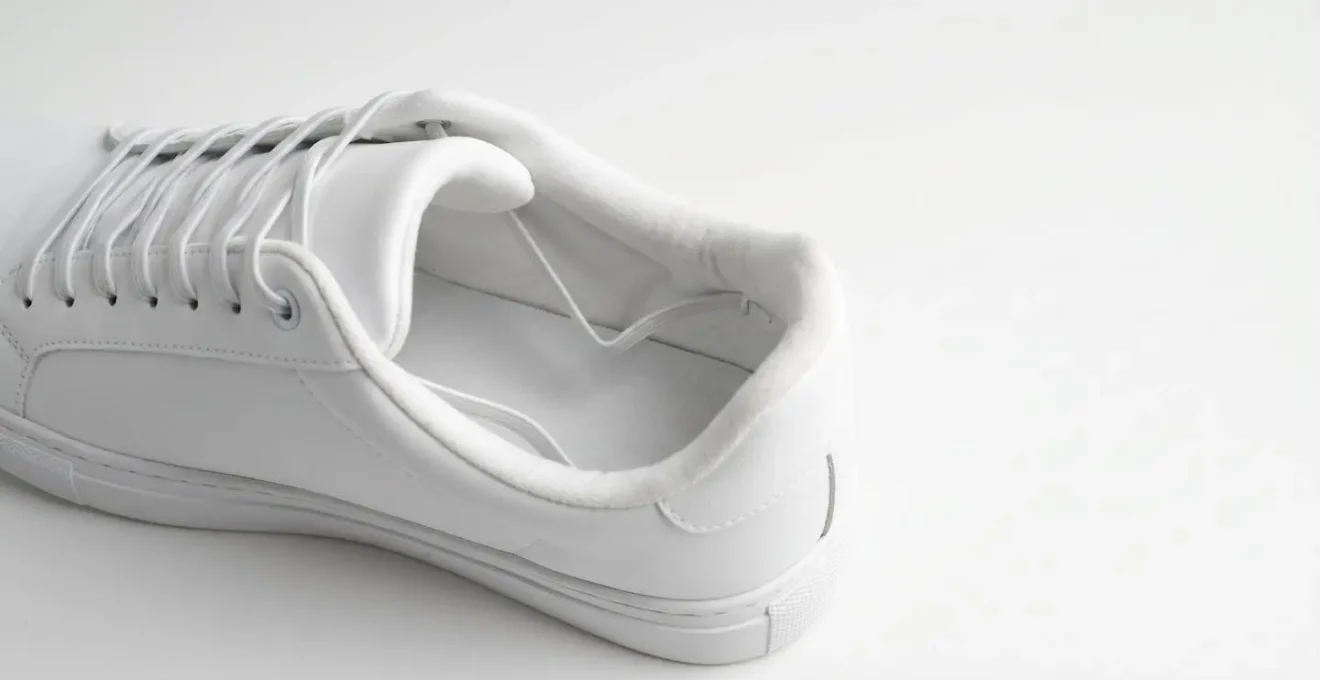 Gros plan sur l'intérieur d'une sneaker montrant la technique d'ancrage des lacets