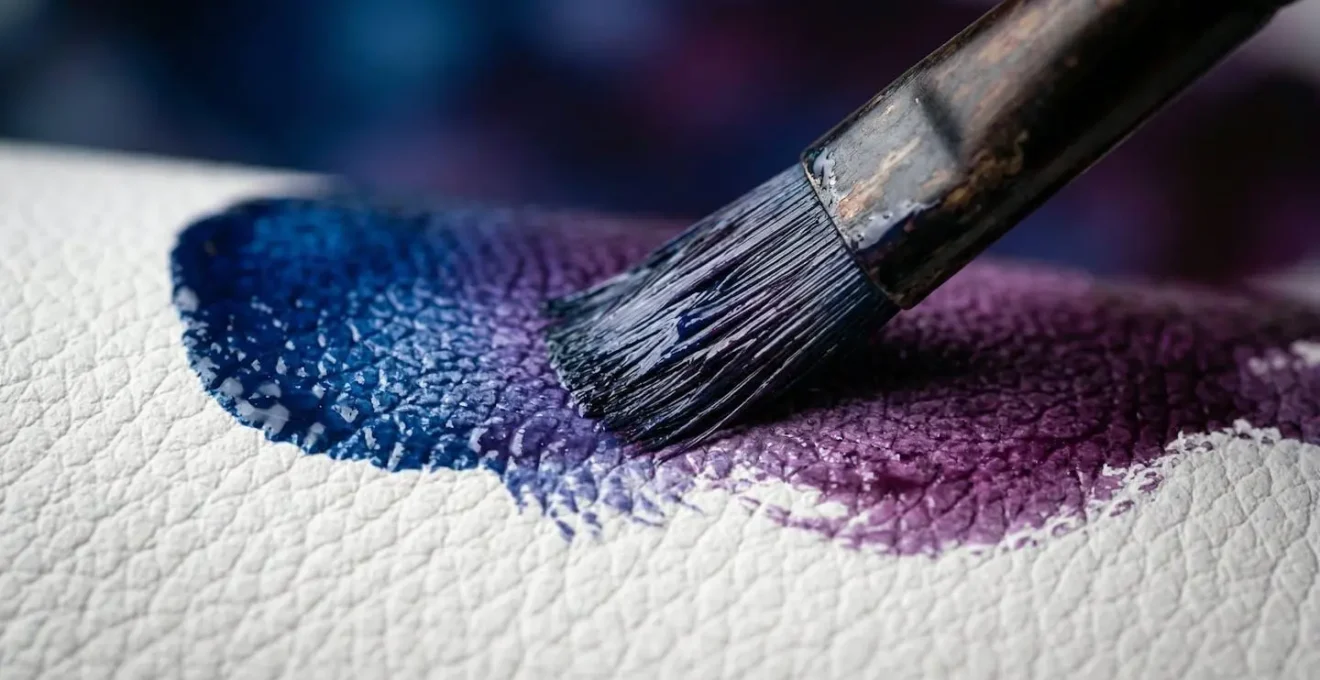 Technique de dégradé au pinceau sur cuir en vue macro